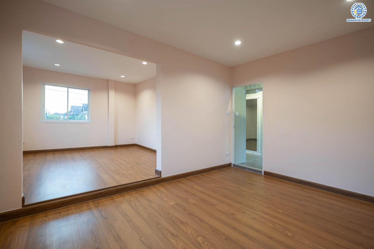 บ้านมือสองตกแต่งใหม่ โครงการ ดอนเมืองวิลล่า2 เพิ่มสิน บ้านแฝดหลังใหญ่ เนื้อที่ 39 ตร.ว. พื้นที่ใช้สอยเยอะถึง 240 ตร.ม. ฟังก์ชัน 3 ห้องนอน 2 ห้องน้ำ 1 ห้องอเนกประสงค์ จอดรถได้ 2 คัน บนทำเลเดินทางสะดวก เชื่อมต่อถ.สายไหม, ถ.พหลโยธิน ใกล้รถไฟฟ้าสายสีเขียว "สถานีสะพานใหม่" และทางด่วน "ฉลองรัช" รายล้อมด้วยสิ่งอำนวยความสะดวกครบครัน